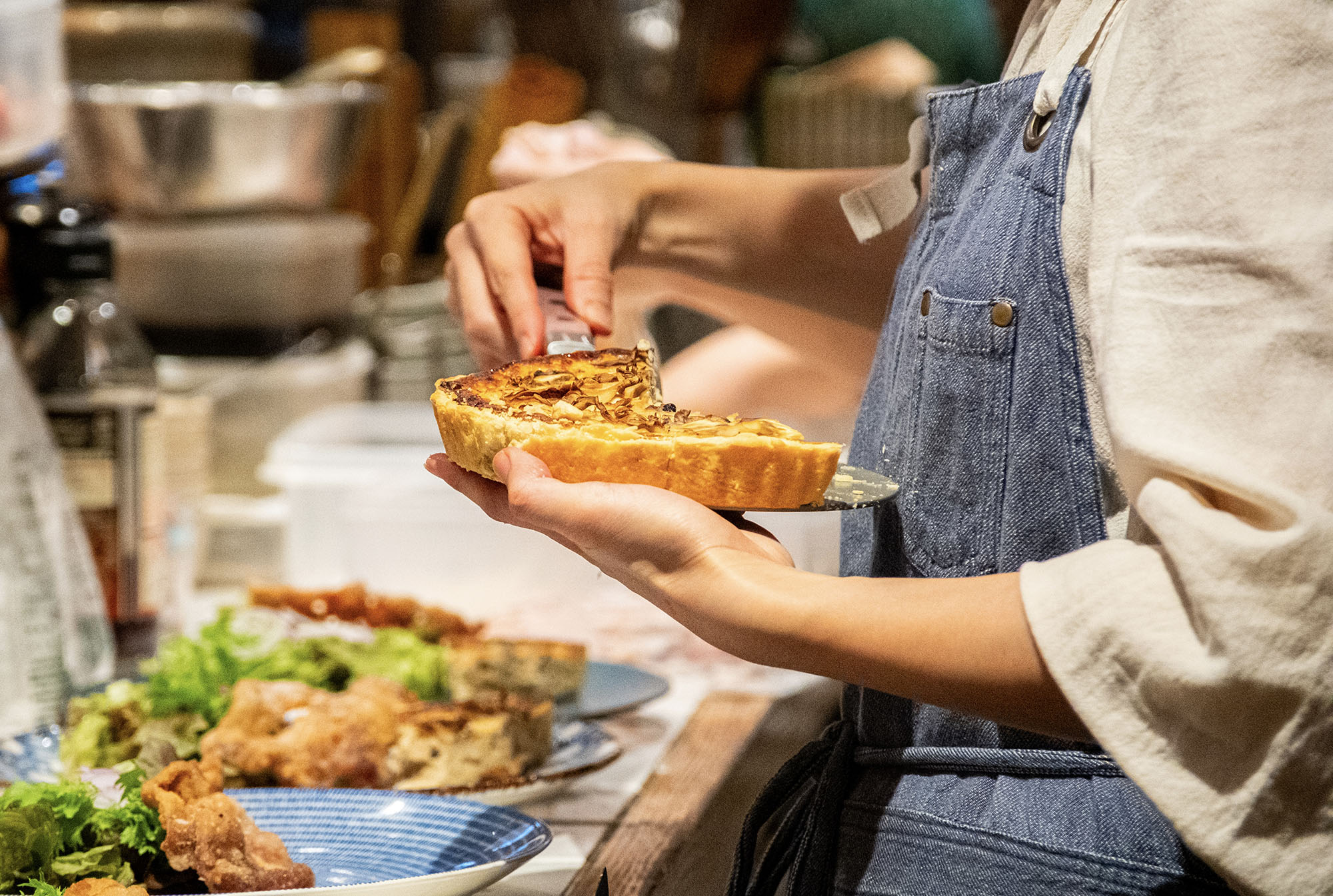 キッシュを盛り付けしている様子